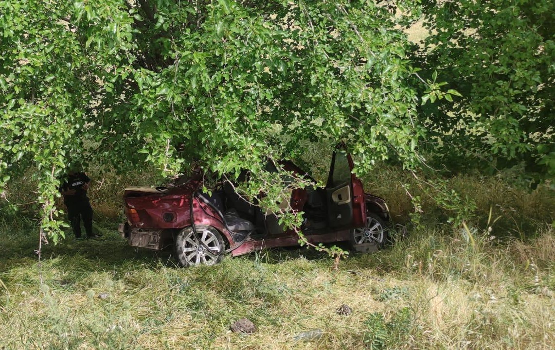 Adıyaman&rsquo;da otomobil ağaca &ccedil;arptı: 1 &ouml;l&uuml;, 1 yaralı
