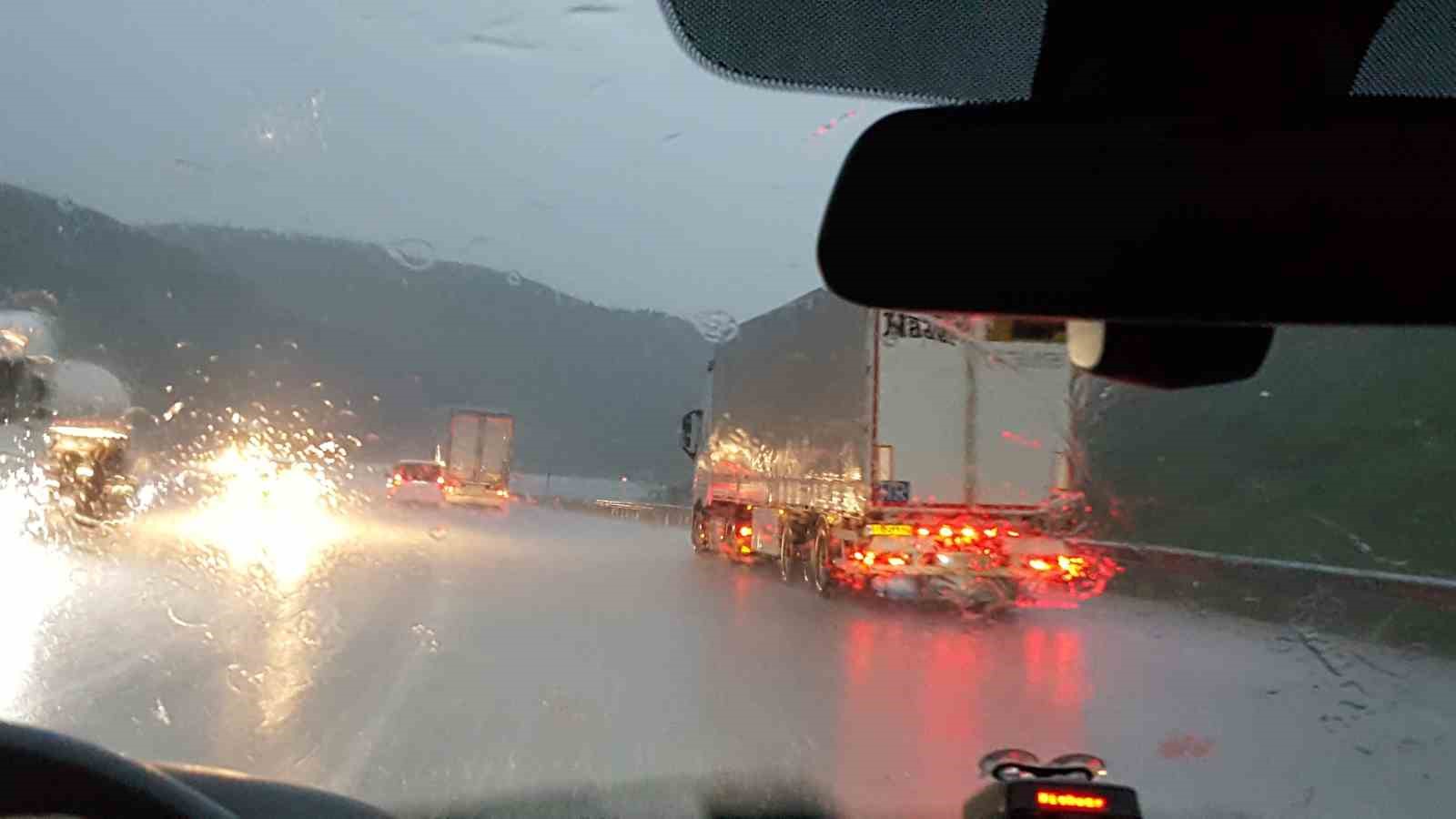 Dolu yağışı yolu beyaza b&uuml;r&uuml;nd&uuml;rd&uuml;
