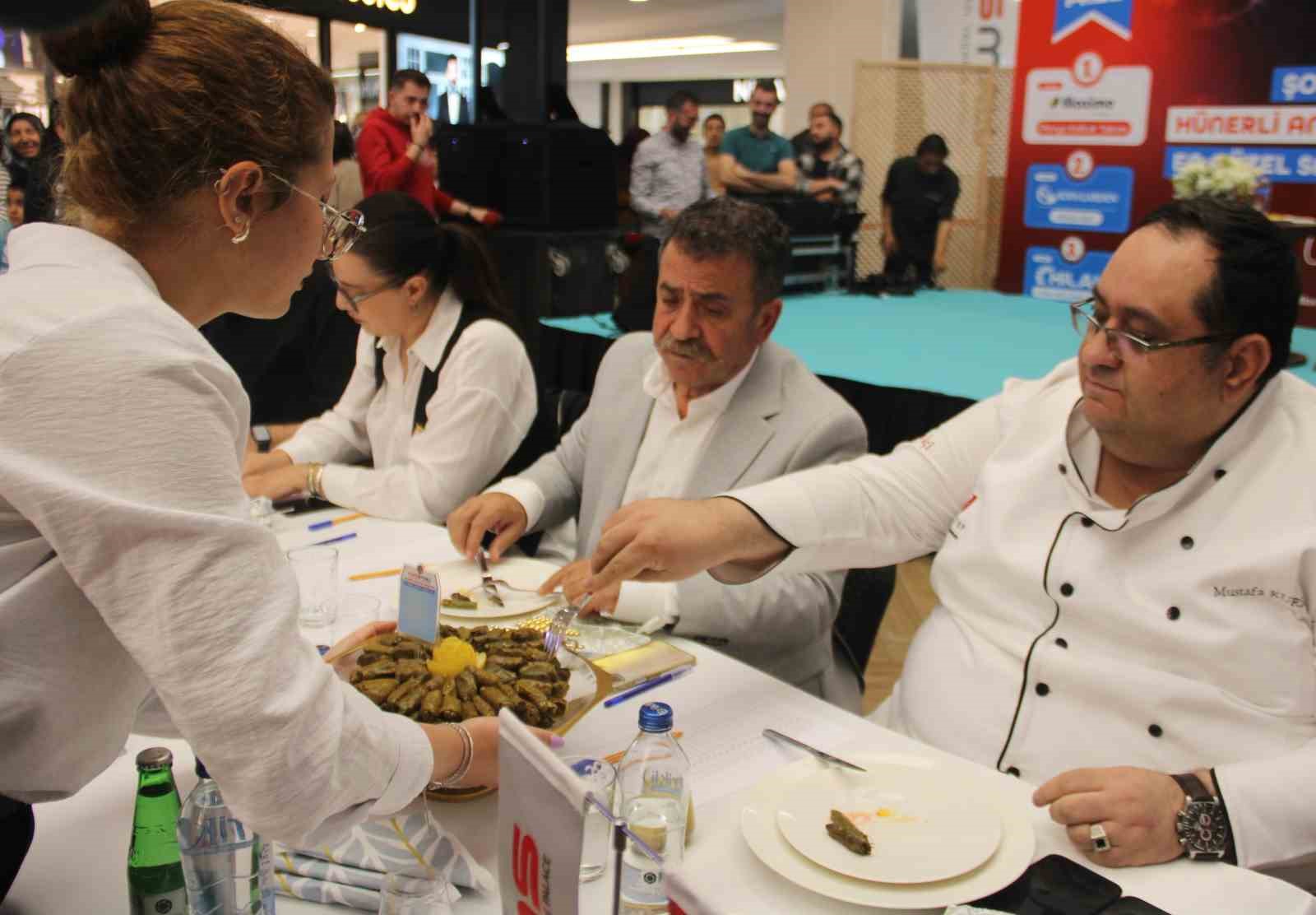 Kayserili anneler en g&uuml;zel yaprağı sarmak i&ccedil;in yarıştı
