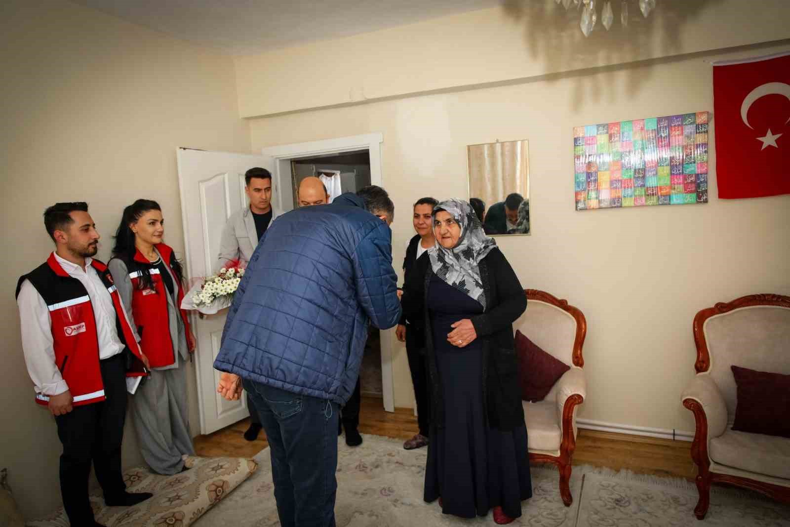 Vali Ali &Ccedil;elik, şehit annelerini ziyaret etti
