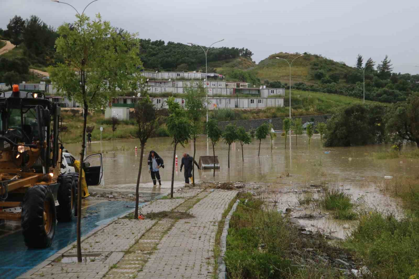 Göle dönen yolda mahsur kalan araç kurtarıldı
