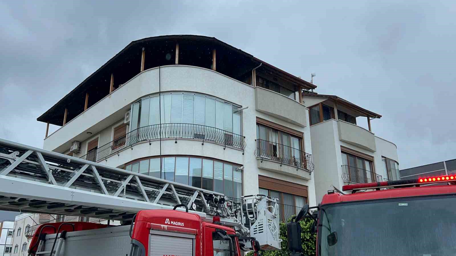 Hatay’da 3 katlı binanın çatısındaki yangın kamerada