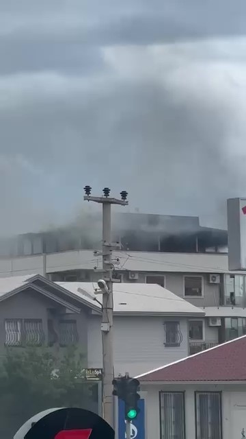 Hatay’da 3 katlı binanın çatısındaki yangın kamerada
