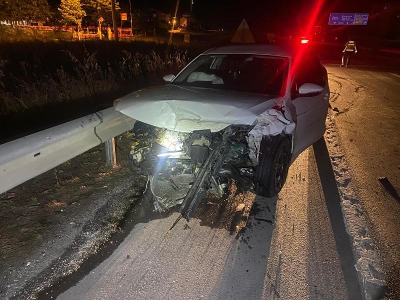 Babaeski’de kontrolden çıkan otomobil bariyerlere çarptı