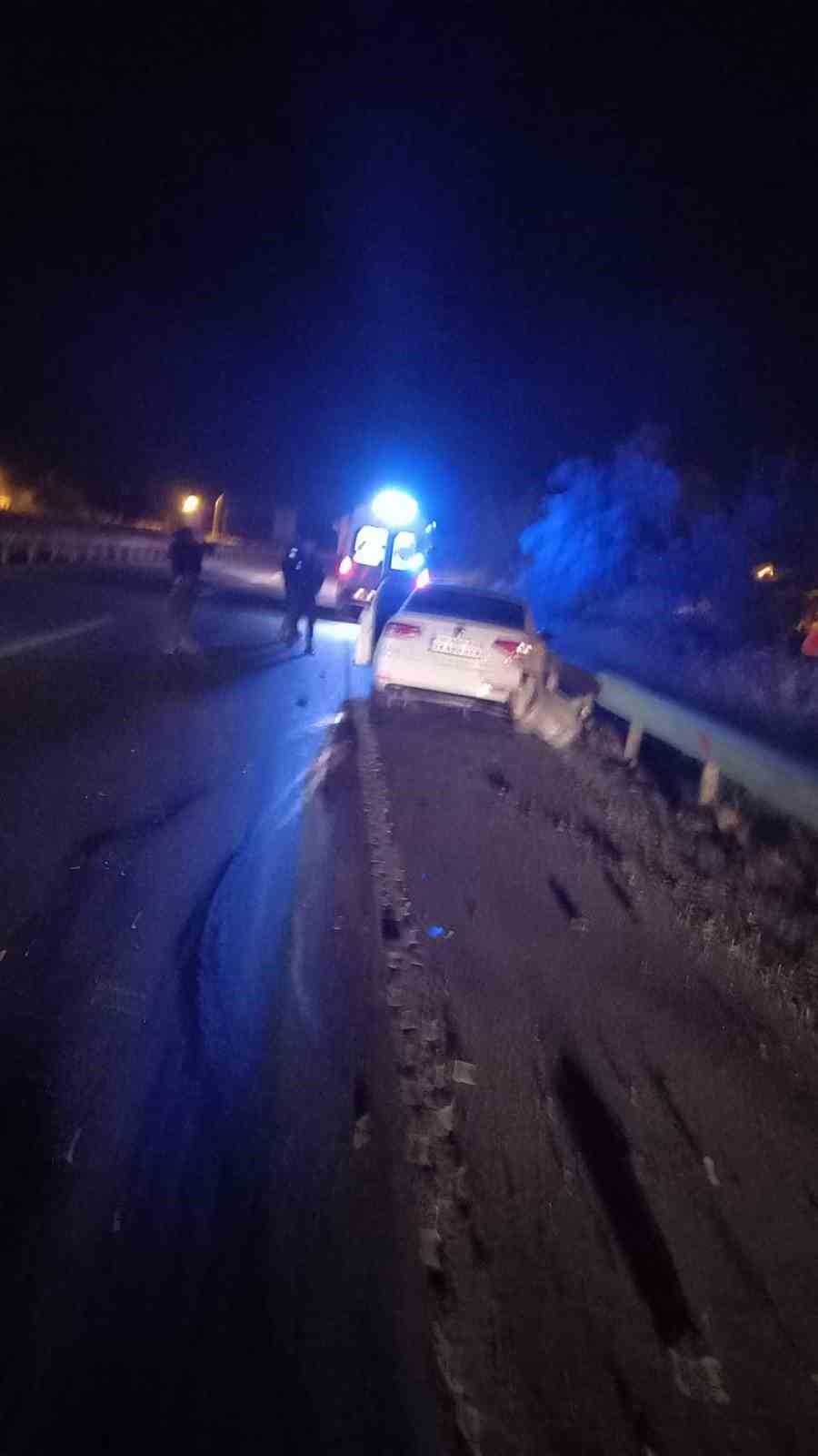 Babaeski&rsquo;de kontrolden &ccedil;ıkan otomobil bariyerlere &ccedil;arptı
