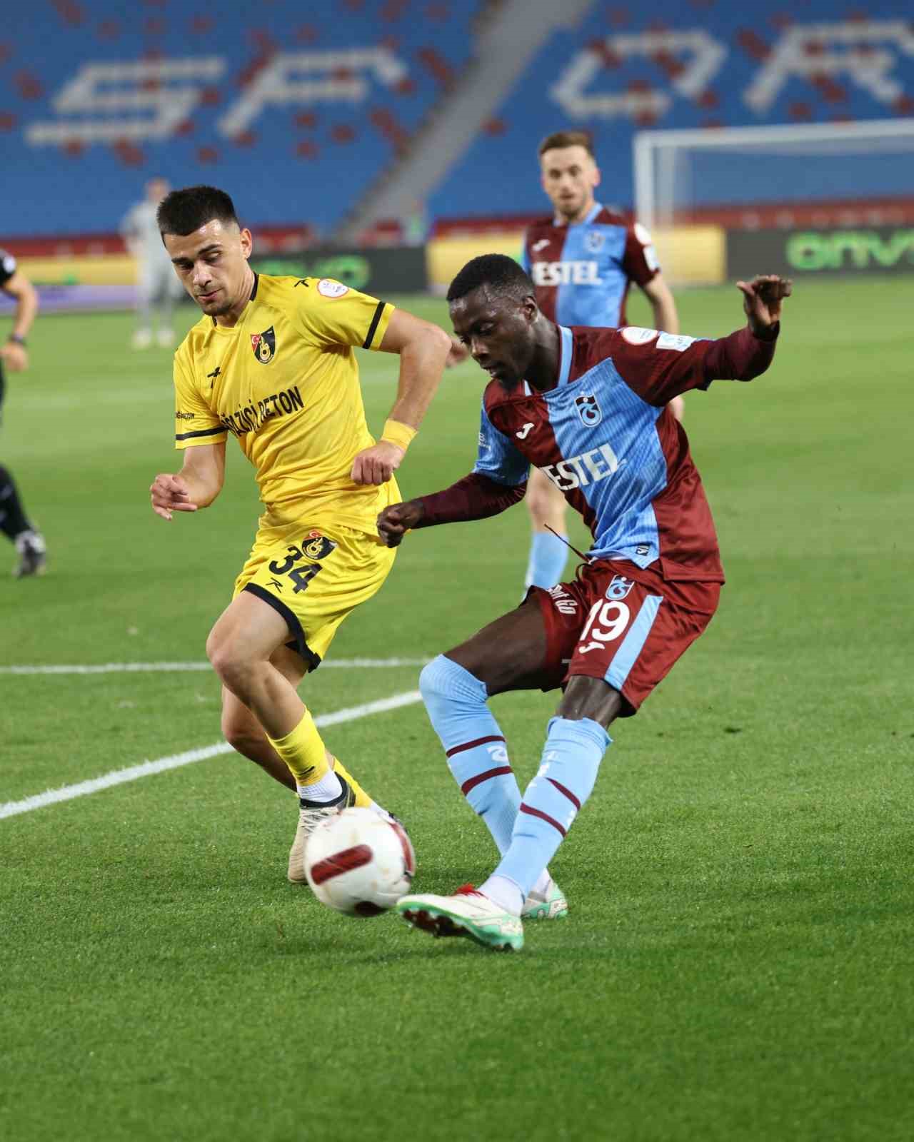 Trendyol Süper Lig: Trabzonspor: 2 - İstanbulspor: 0 (İlk yarı)
