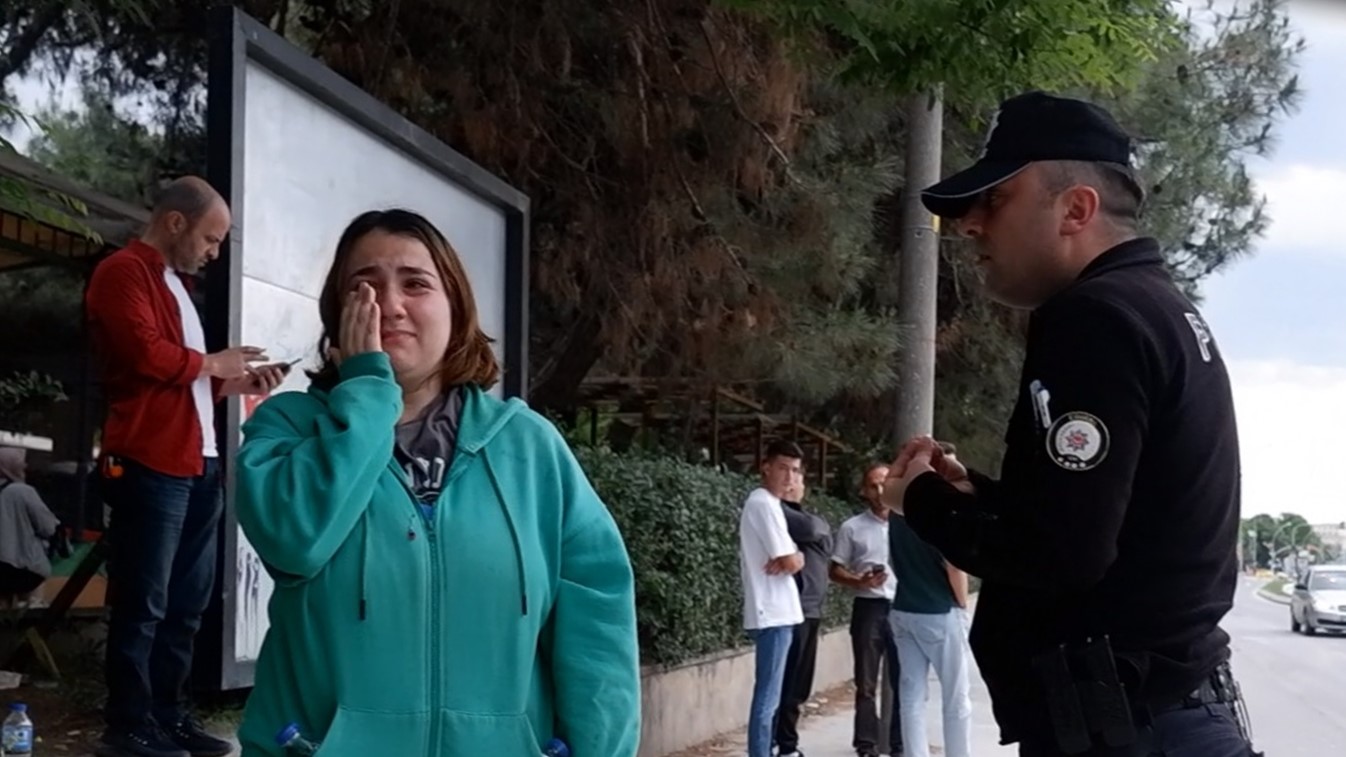 Anneler G&uuml;n&uuml;&rsquo;nde kızıyla gezmeye &ccedil;ıkan kadına ara&ccedil; &ccedil;arptı
