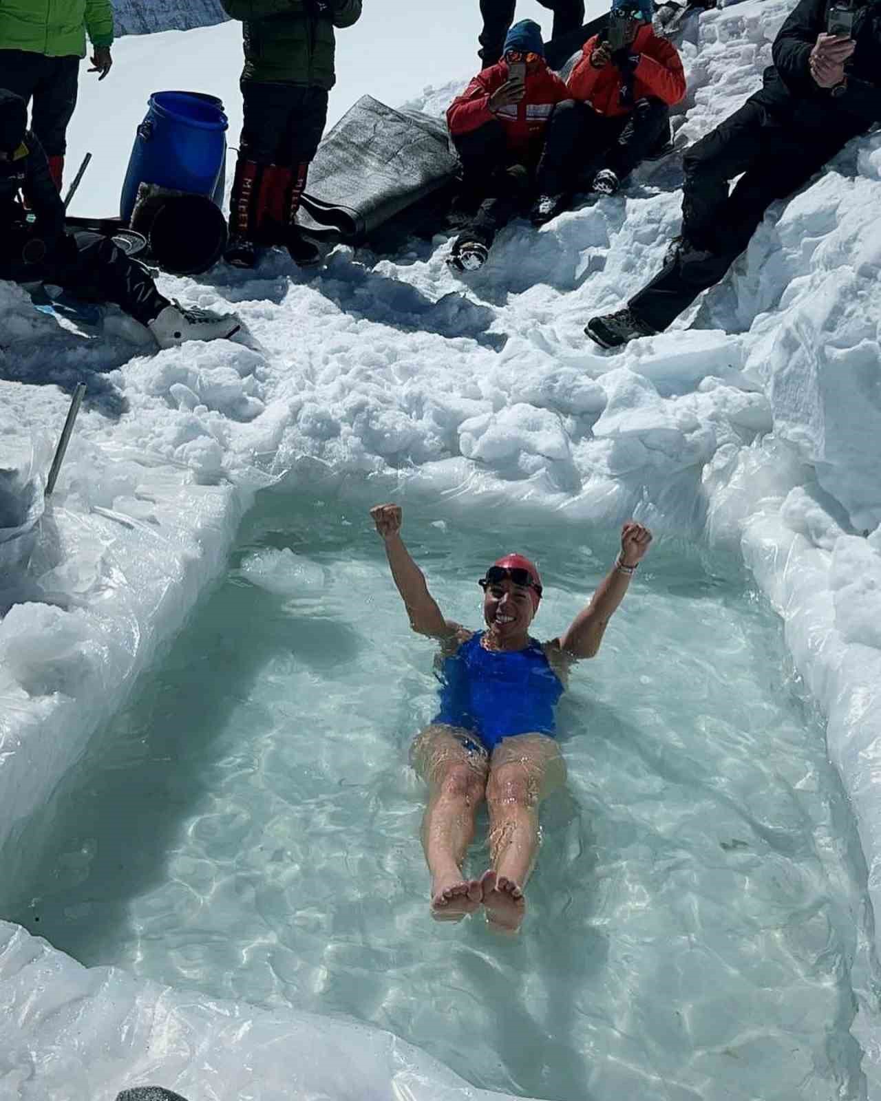 Deniz Kayadelen, Everest’in zirvesinde 3 derecelik suya girdi
