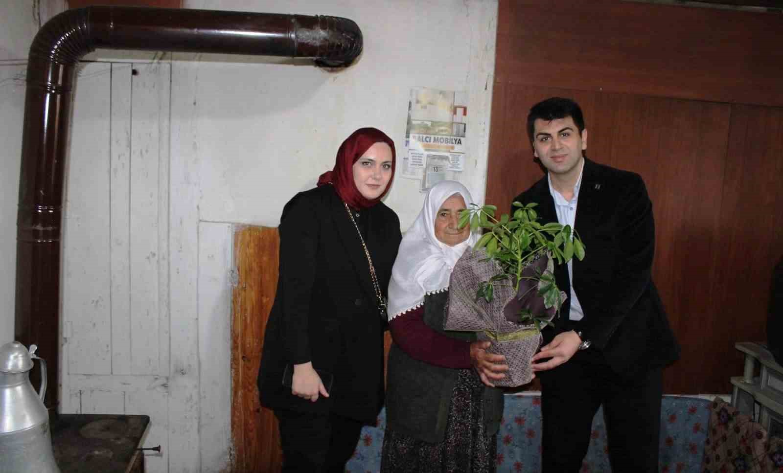 Hisarcık Kaymakamı Muhammet Samet Bahar, şehit annelerinin g&uuml;n&uuml;n&uuml; kutladı
