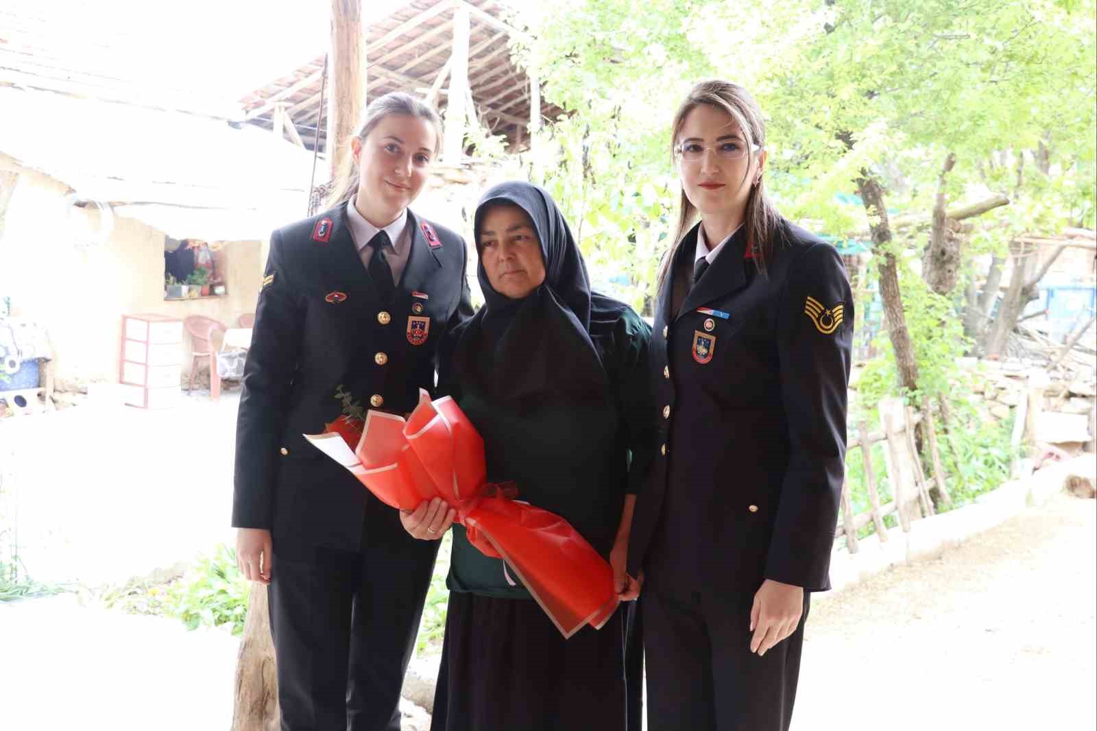 Altıntaş&rsquo;ta şehit asker annesine Anneler G&uuml;n&uuml; ziyareti
