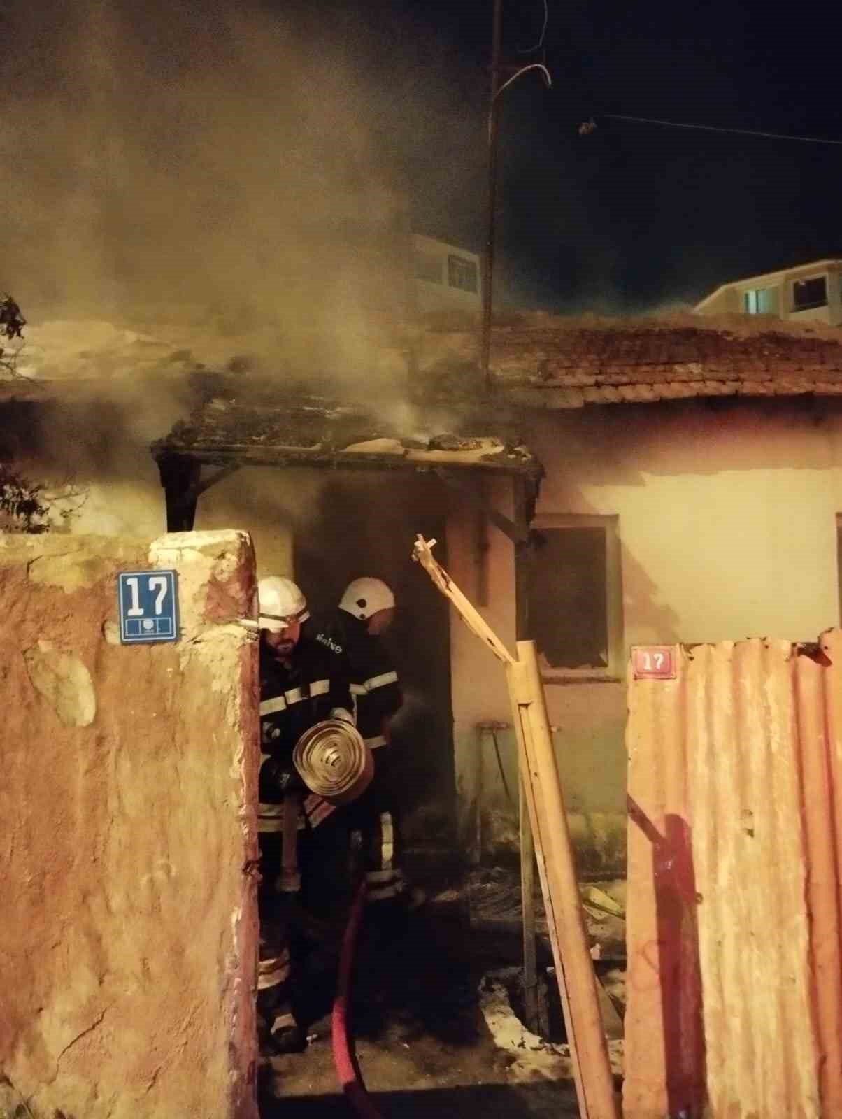 Yangın mahalleliyi sokağa döktü