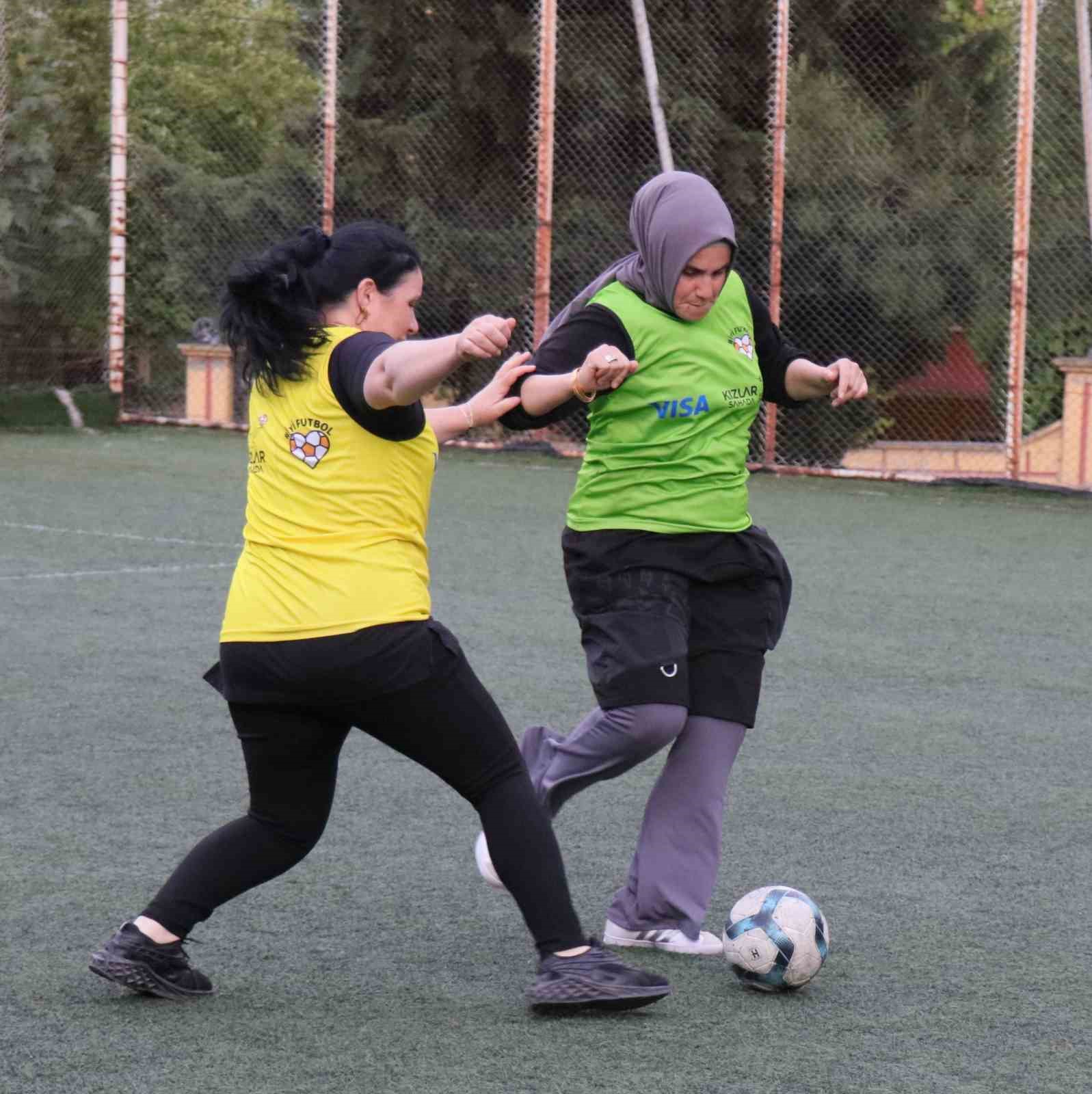 Bu kez anneler sahada kızları kenardaydı
