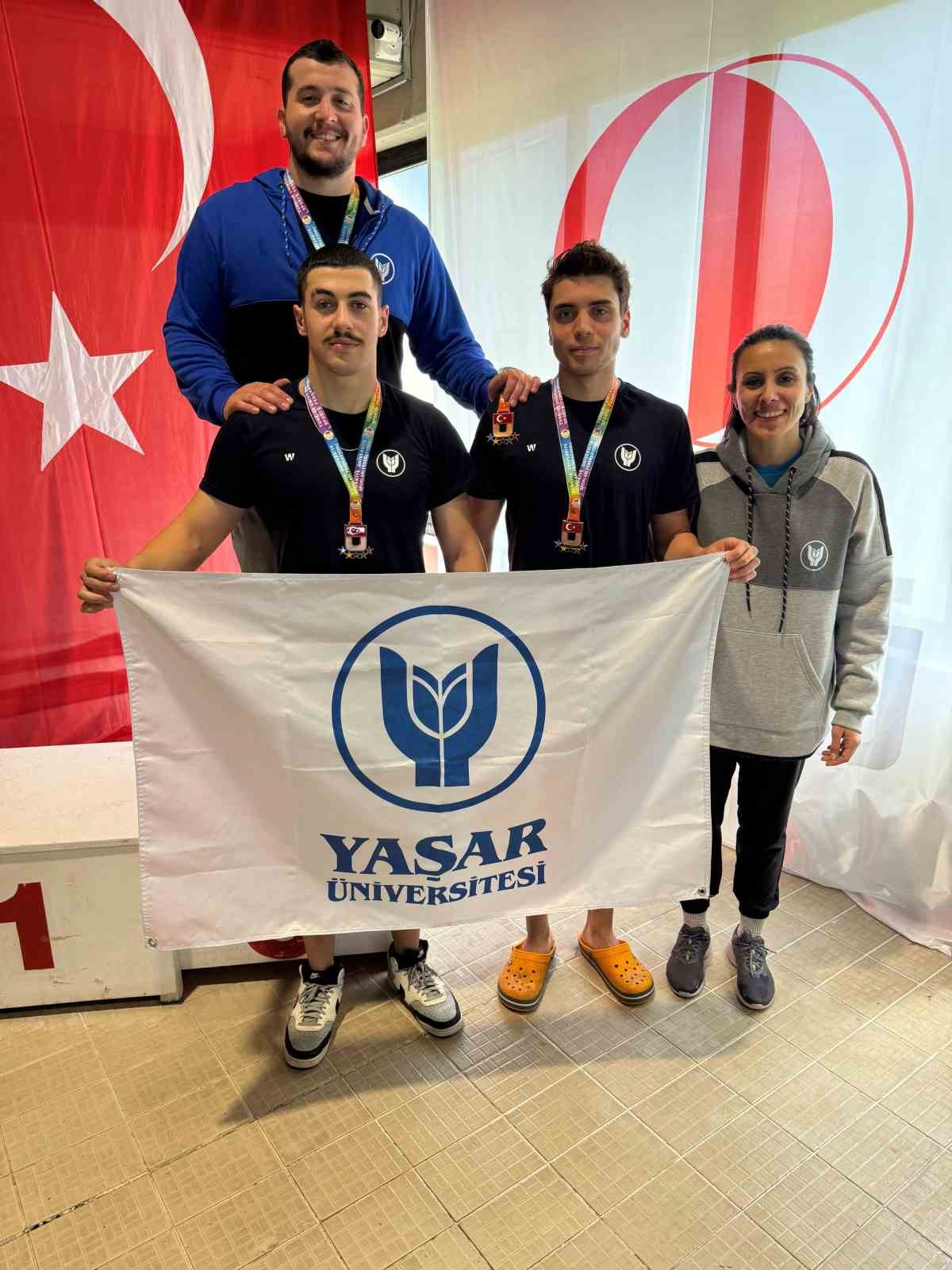 Yüzmede madalyaları topladılar
