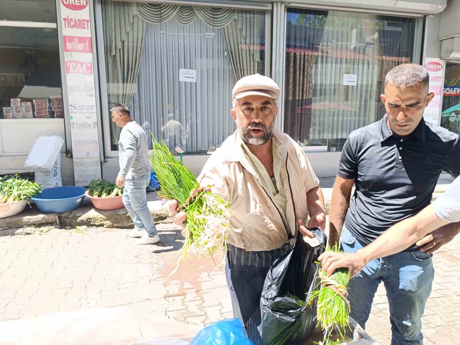 Siirt’te peynir yapımında kullanılan ’Sirik’ otu tezgahlarda
