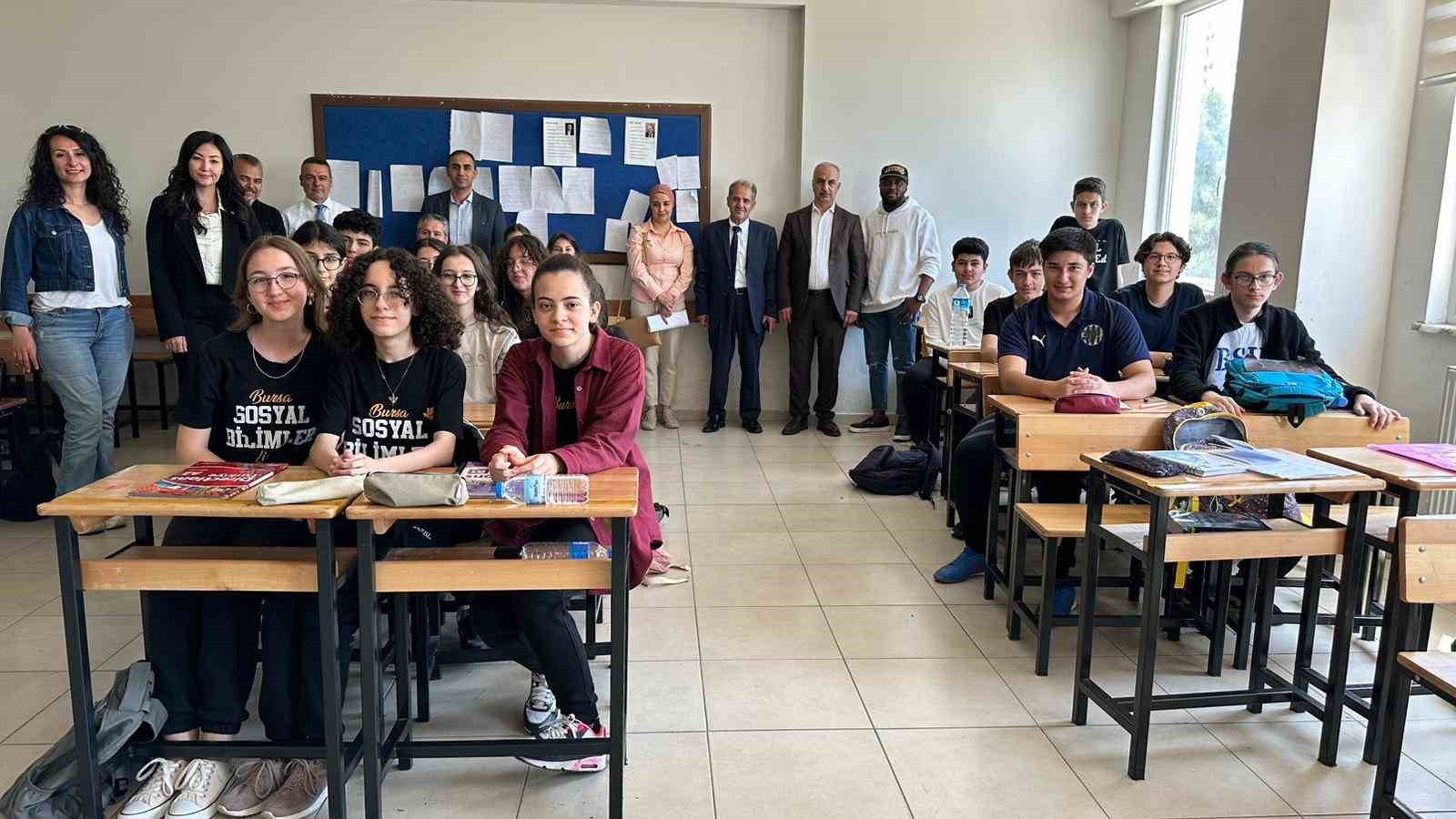 Yabancı &ouml;ğretim g&ouml;revlilerinden liseli &ouml;ğrencilere İngilizce dersi

