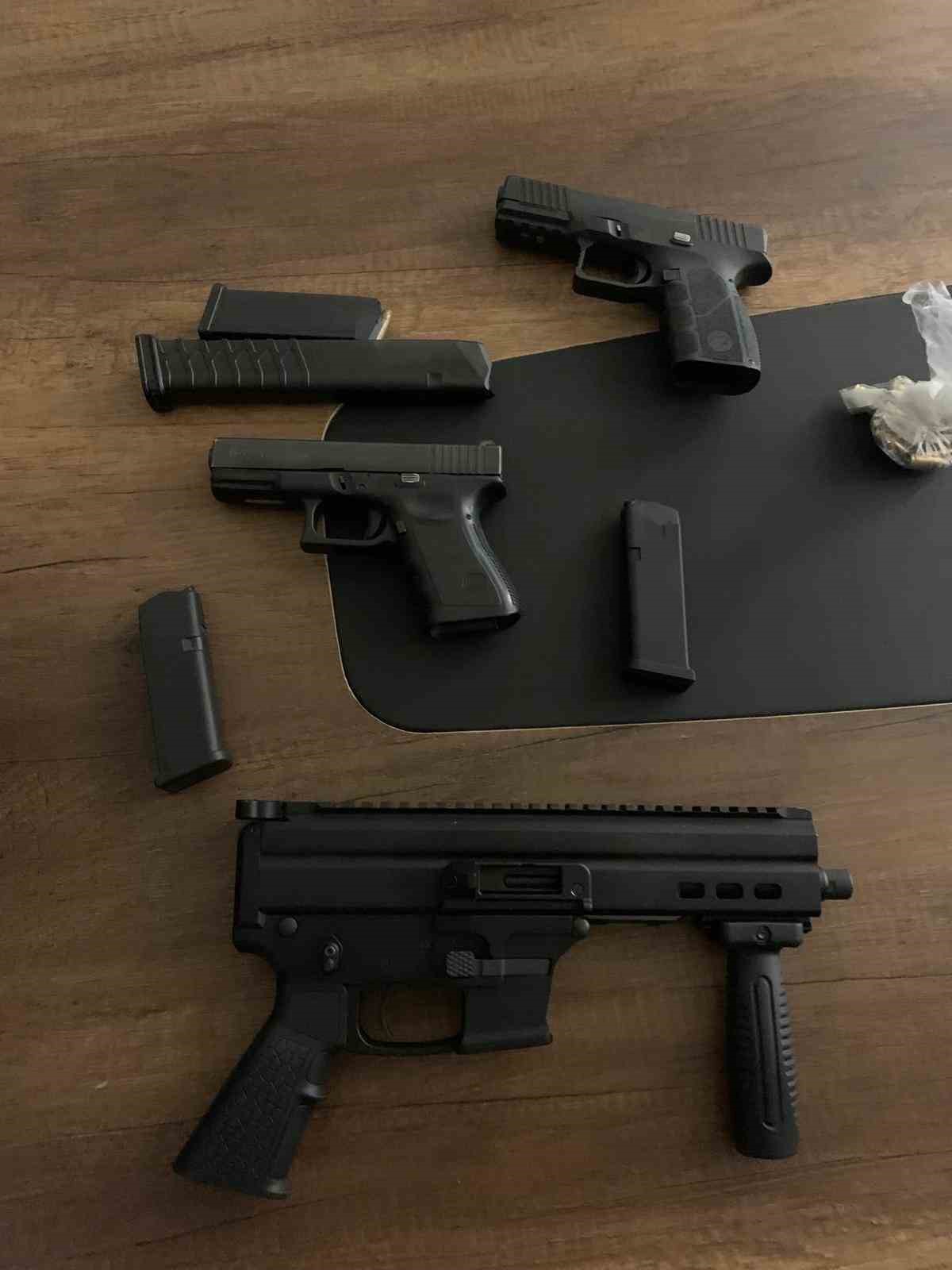 İzmir&rsquo;de &uuml;nl&uuml; gece kul&uuml;b&uuml;ne uyuşturucu baskını: 3&rsquo;&uuml; polis 24 g&ouml;zaltı
