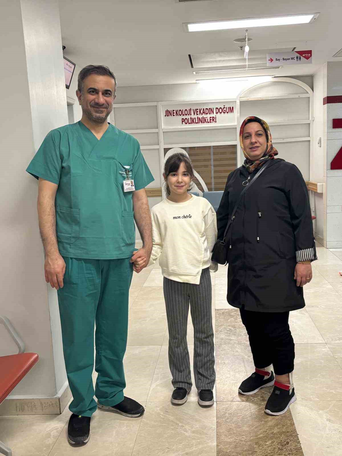Sedye ile geldikleri hastaneden yaklaşık 1 yıl sonra y&uuml;r&uuml;yerek &ccedil;ıktılar
