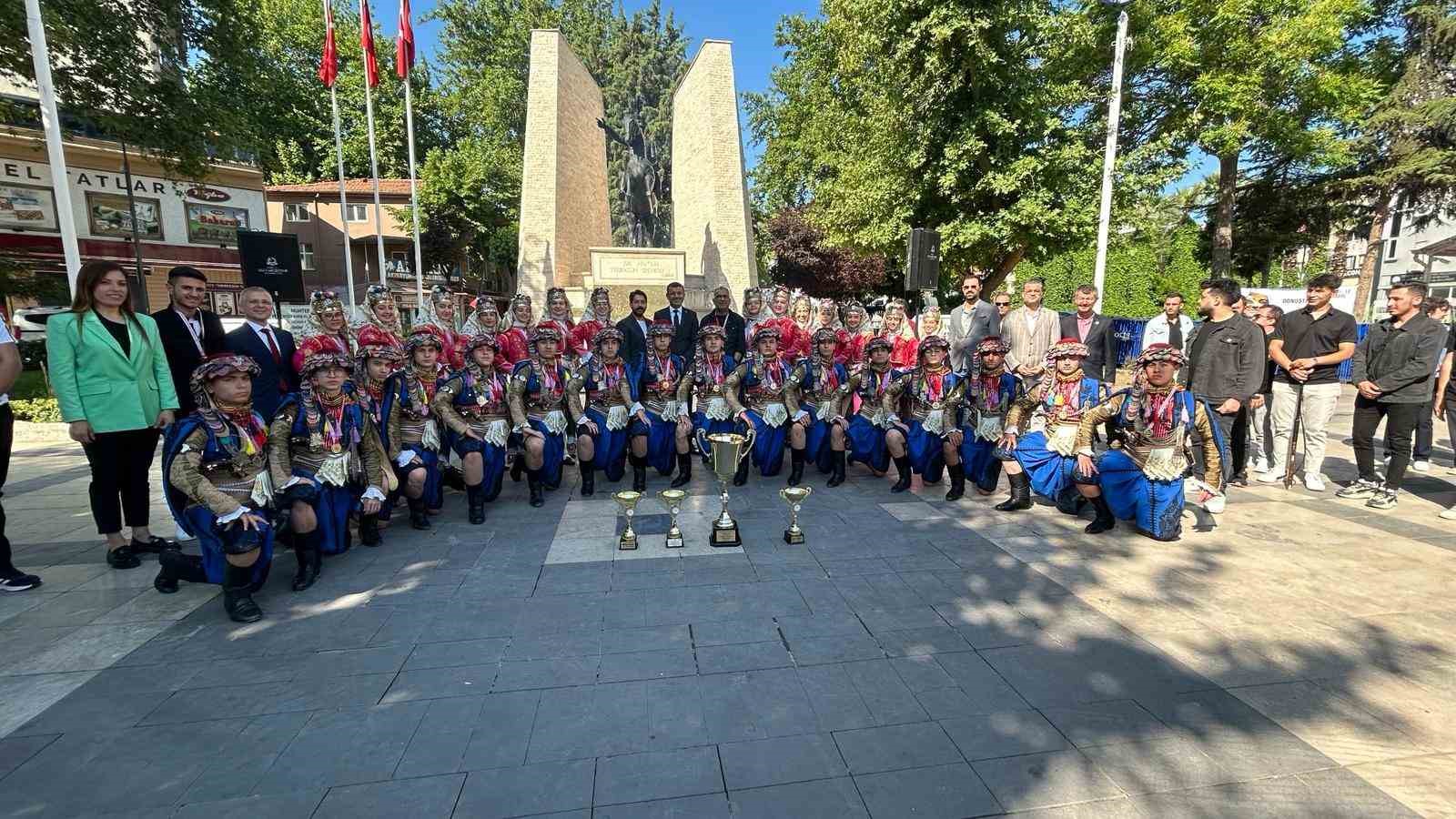 Denizli&rsquo;nin halk oyunları şampiyonları coşkuyla karşıladı
