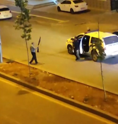 Eşini &ouml;ld&uuml;r&uuml;p oğlunu yaraladıktan sonra elinde t&uuml;fekle sokak boyunca damadını aradı
