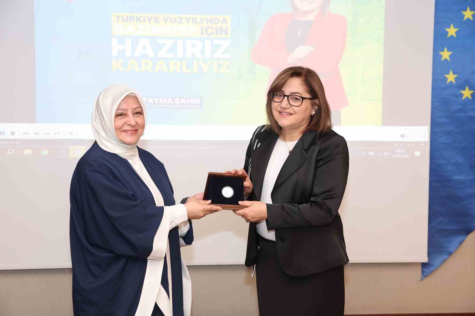 Şahin, Koruyucu Aile Hizmeti Eğitim &Ccedil;alıştay&rsquo;ına katıldı
