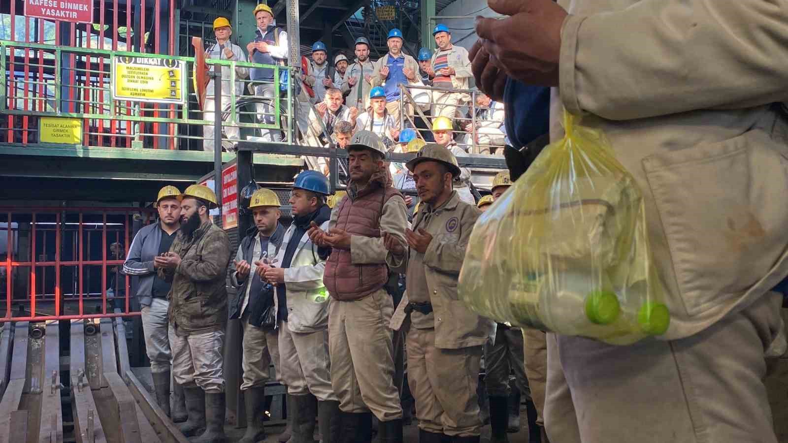 Zonguldak&rsquo;ta maden iş&ccedil;ileri; Soma&rsquo;da &ouml;len 301 maden şehidini andı
