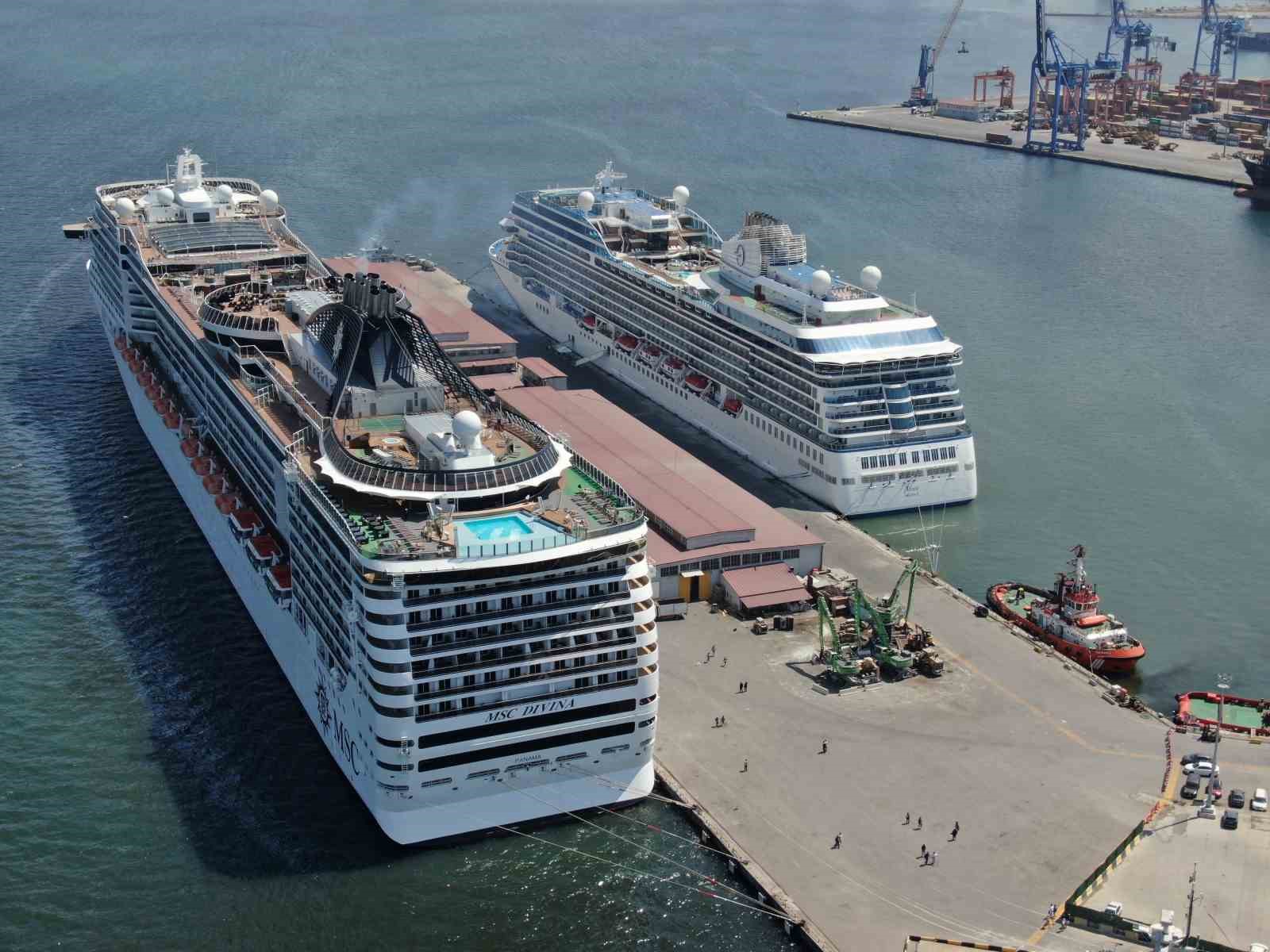 İzmir&rsquo;e uzun aradan sonra 2 kruvaziyer gemisi geldi
