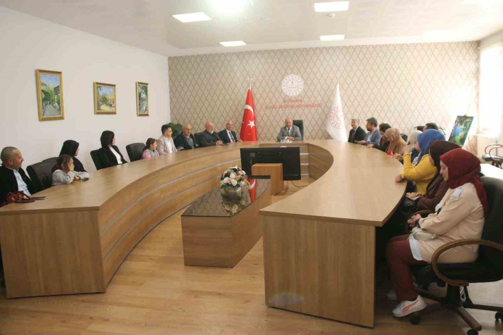 K&uuml;tahya&rsquo;da "Şiddetsiz Toplum" temalı ortaokullar arası resim yarışması &ouml;d&uuml;l t&ouml;reni
