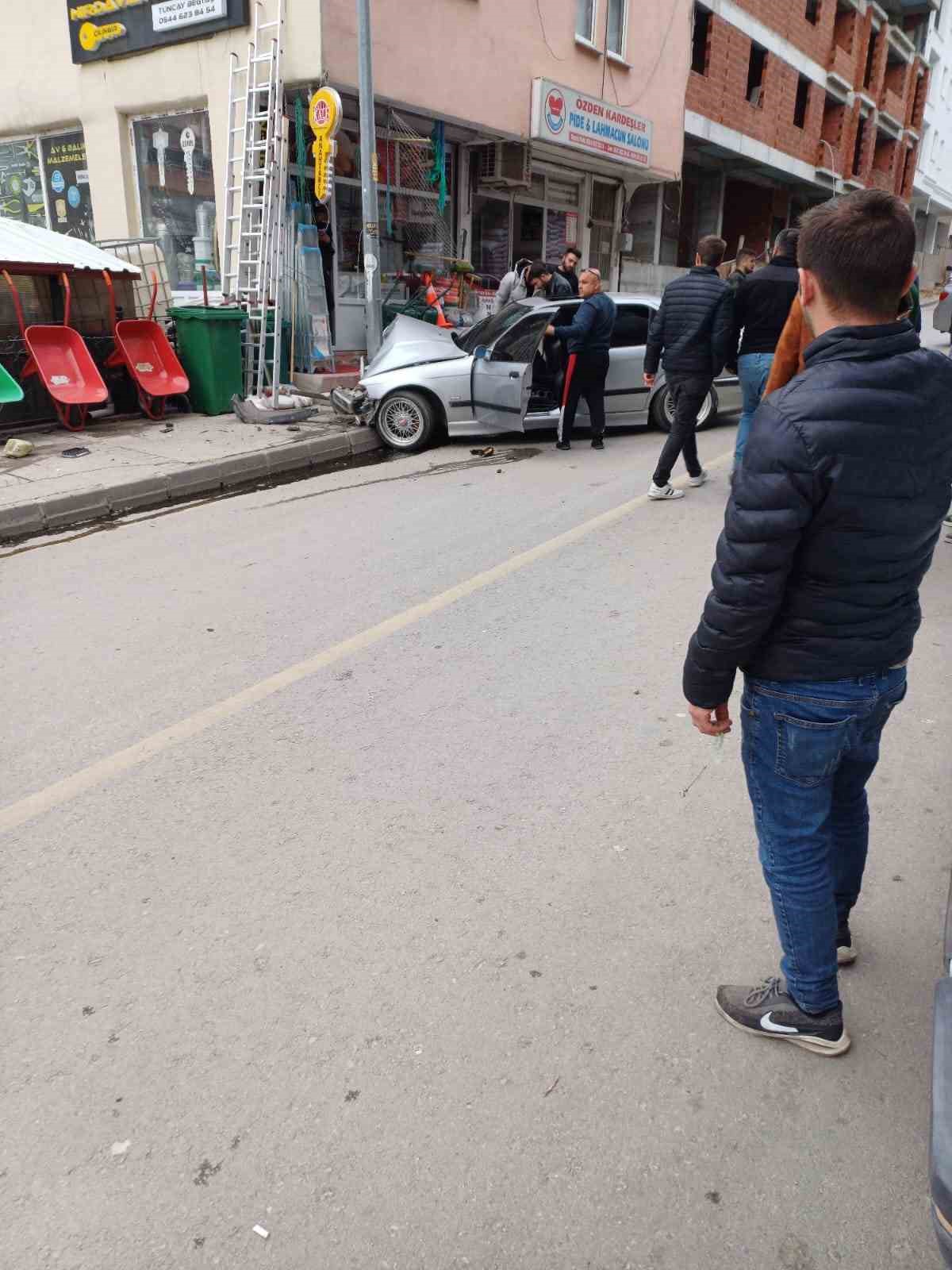 Elektrik direğine çarpan otomobil hurdaya döndü, direk yerinden bile oynamadı
