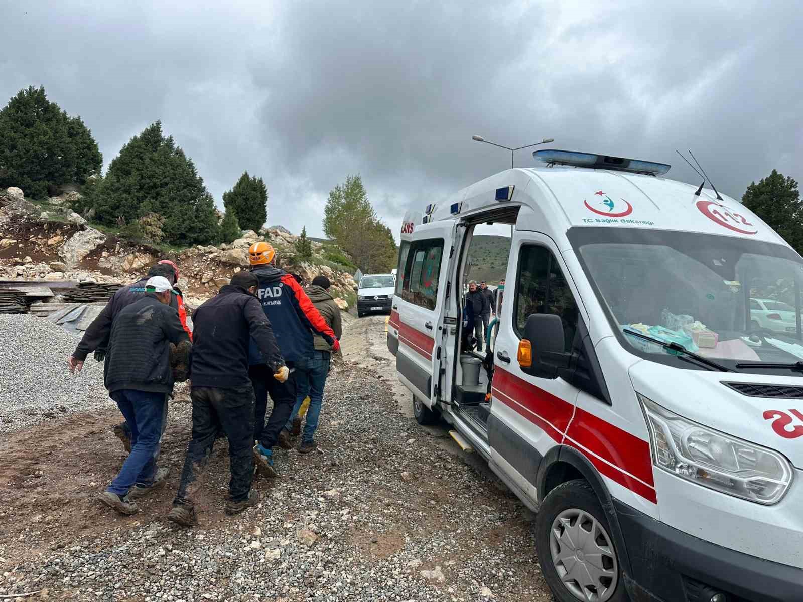 İnşaatta d&uuml;şen iş&ccedil;iyi AFAD ekipleri kurtardı
