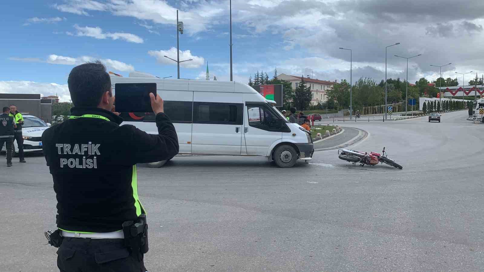 Karaman’da minibüs motosiklete arkadan çarptı: 1 yaralı
