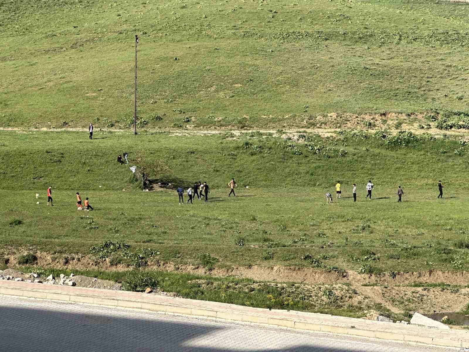 Boş arazide kıran kırana top oynayan gen&ccedil;ler futbol sahası istiyor
