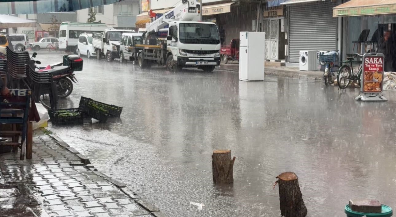 Iğdır’da yağan yağış sonrası vatandaşlar kaçacak yer aradı
