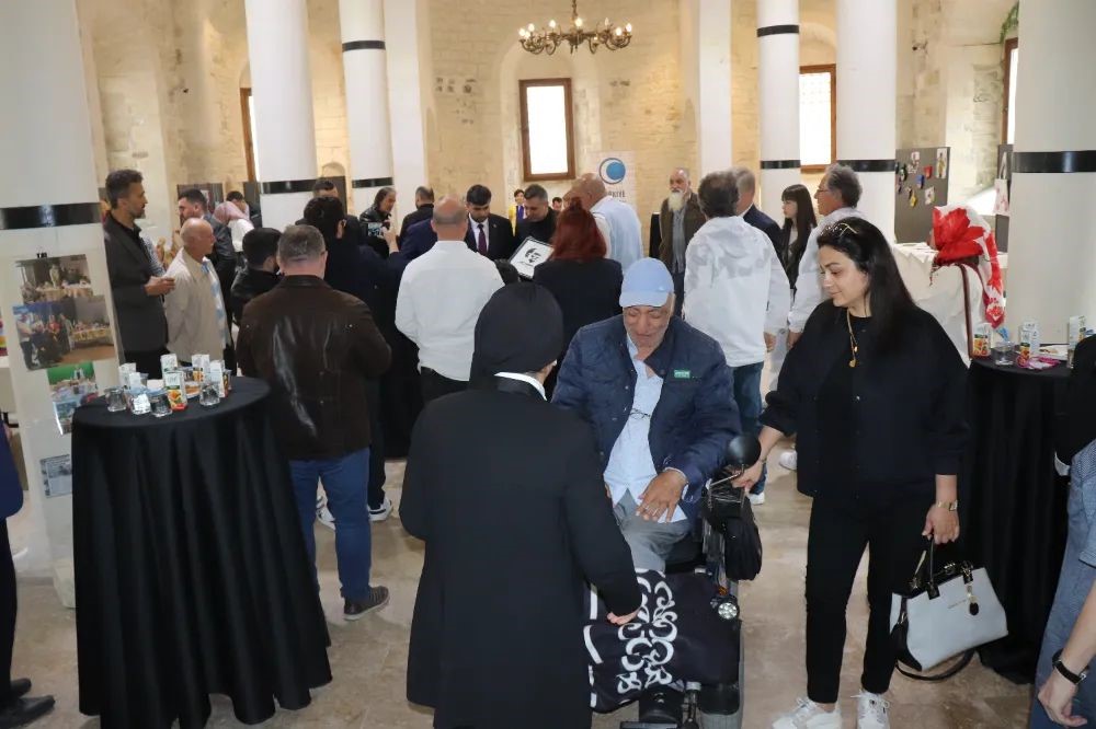 A&ccedil;tığı serginin gelirini engellilere bağışladı
