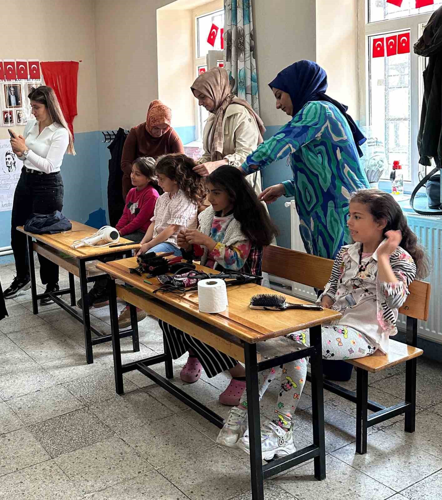 K&ouml;y okullarındaki kız &ccedil;ocuklarına y&ouml;nelik sa&ccedil; kesimi yapıldı
