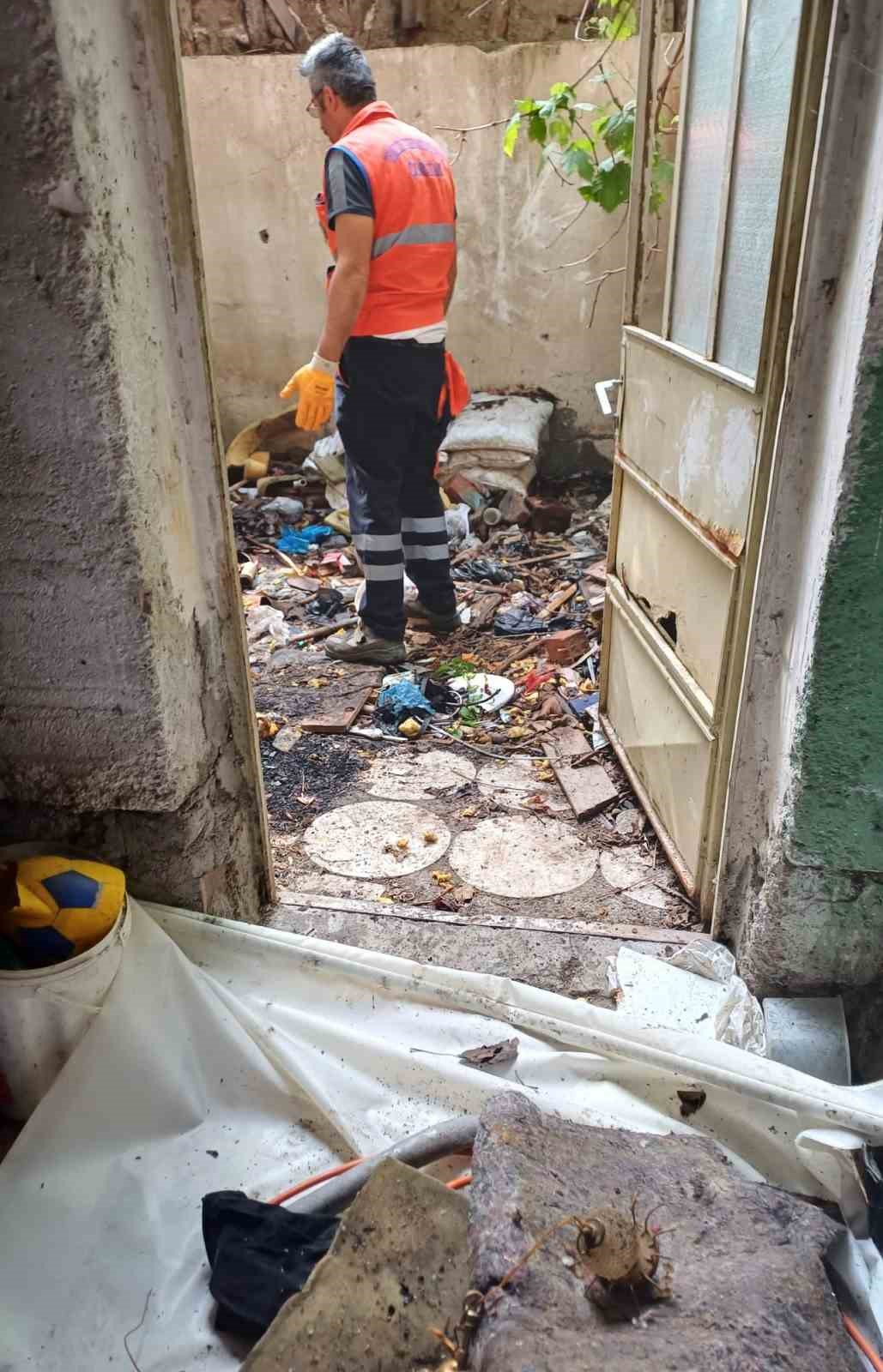 Belediye ekipleri m&uuml;stakil evden 5 kamyon &ccedil;&ouml;p &ccedil;ıkarttı

