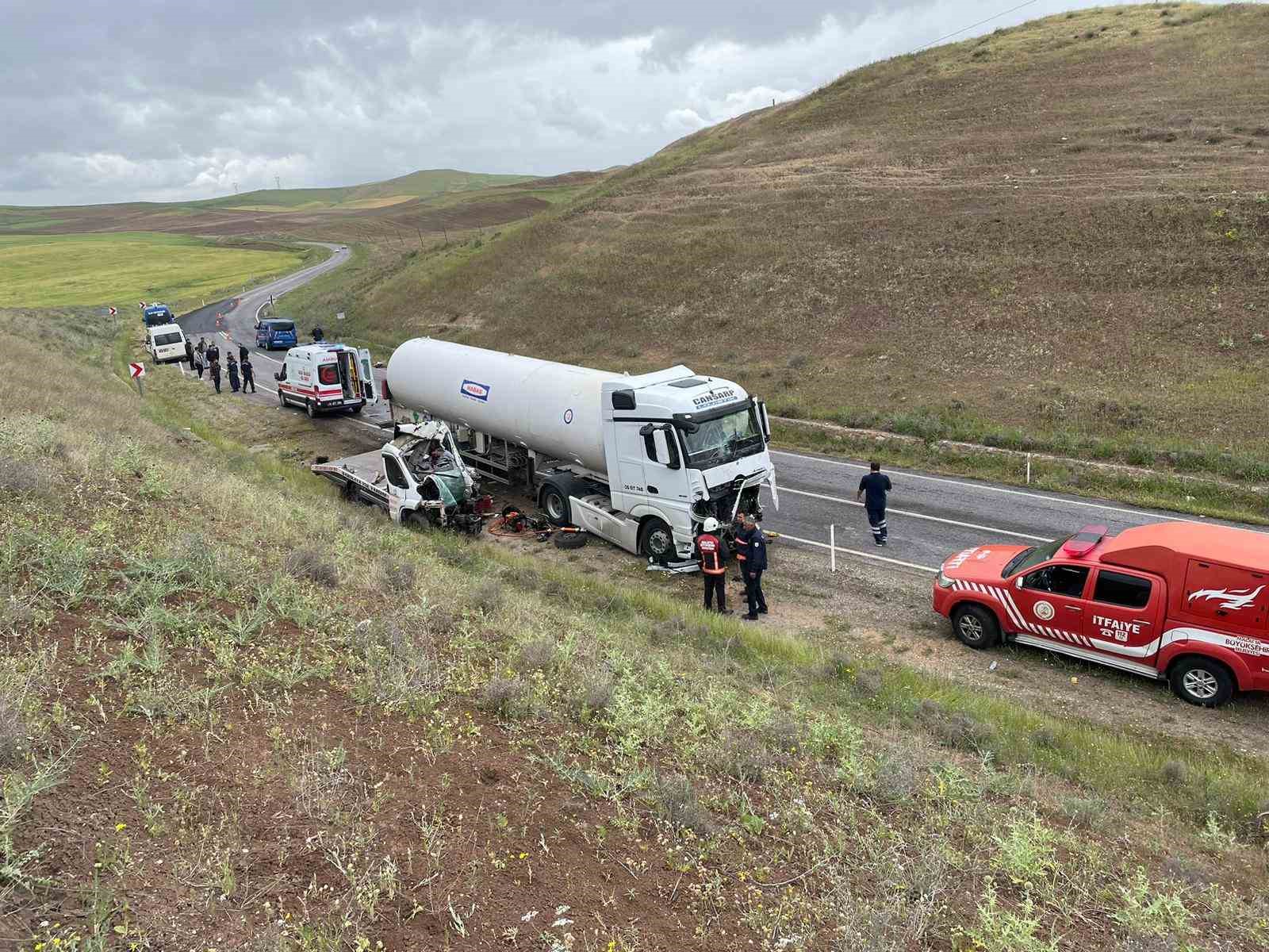 Malatya’da tır ile kamyonet kafa kafaya çarpıştı: 1 ölü