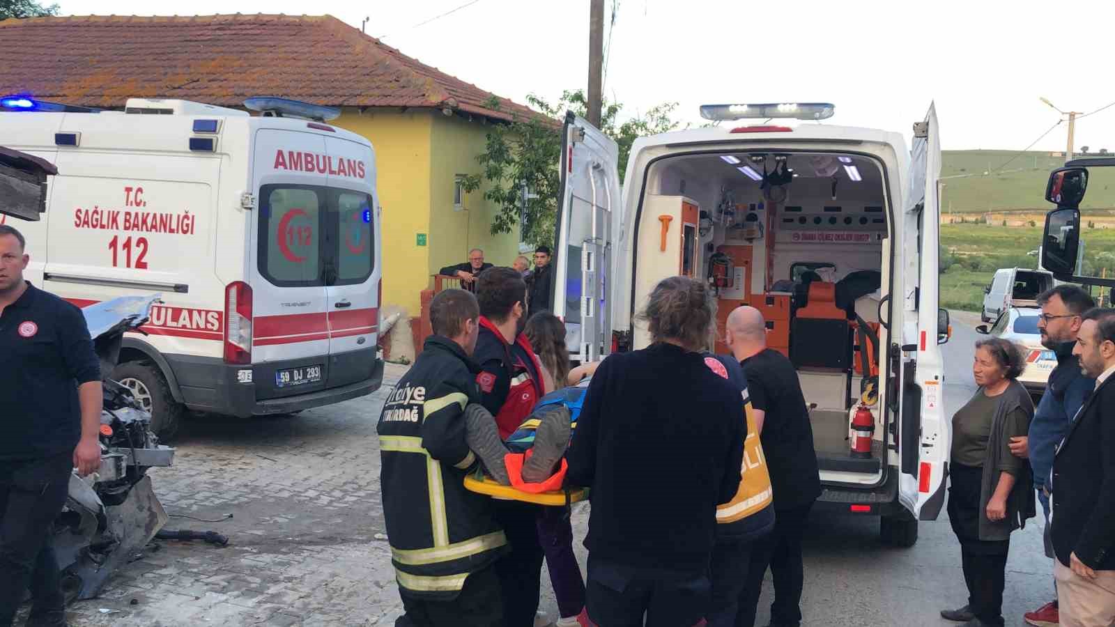 Jandarma ara&ccedil;larına &ccedil;arpıp ka&ccedil;an alkoll&uuml; s&uuml;r&uuml;c&uuml; dehşet sa&ccedil;tı: 4 yaralı
