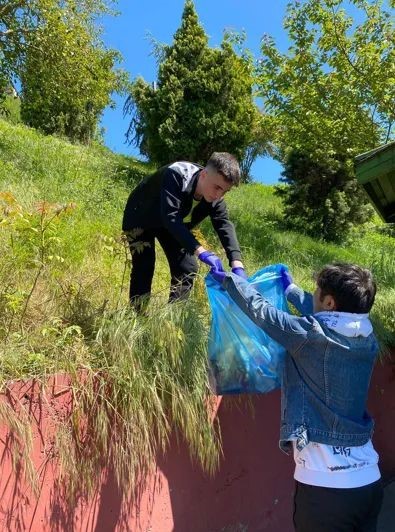 Minik &ouml;ğrenciler &ccedil;&ouml;p toplayıp sokak hayvanlarını besledi
