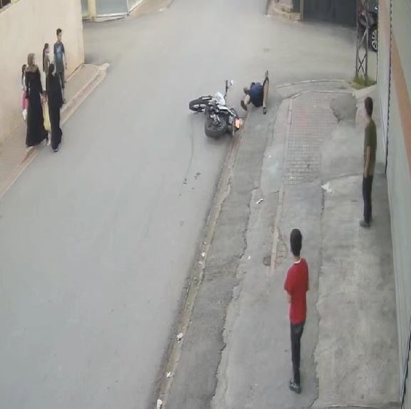 U&ccedil;urtma ipine takılan motosiklet s&uuml;r&uuml;c&uuml;s&uuml; kaza yaptı
