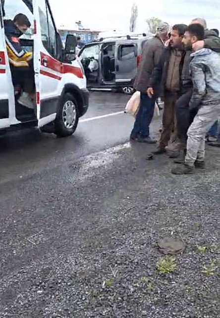 Ardahan’da kafa kafaya çarpışan iki araç hurdaya döndü: 2 yaralı
