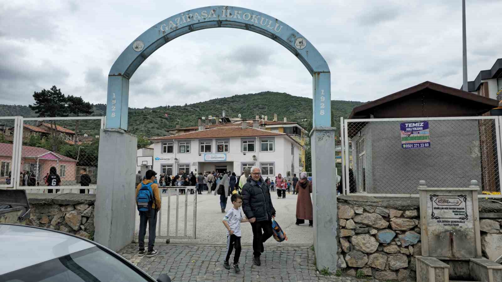 Tokat’ta akli dengesi yerinde olmayan şahıs okul bahçesinde korkulu anlar yaşattı