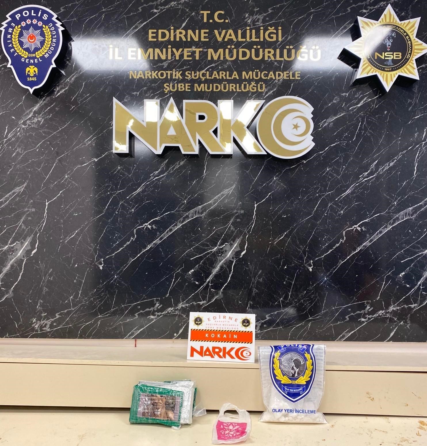 T&uuml;rkiye&rsquo;ye uyuşturucu sokmak isterken yakalanan 2 s&uuml;r&uuml;c&uuml; tutuklandı
