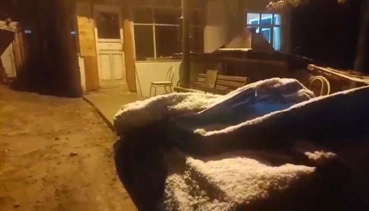 Anzer Yaylası&rsquo;na mayıs ayında kar yağdı
