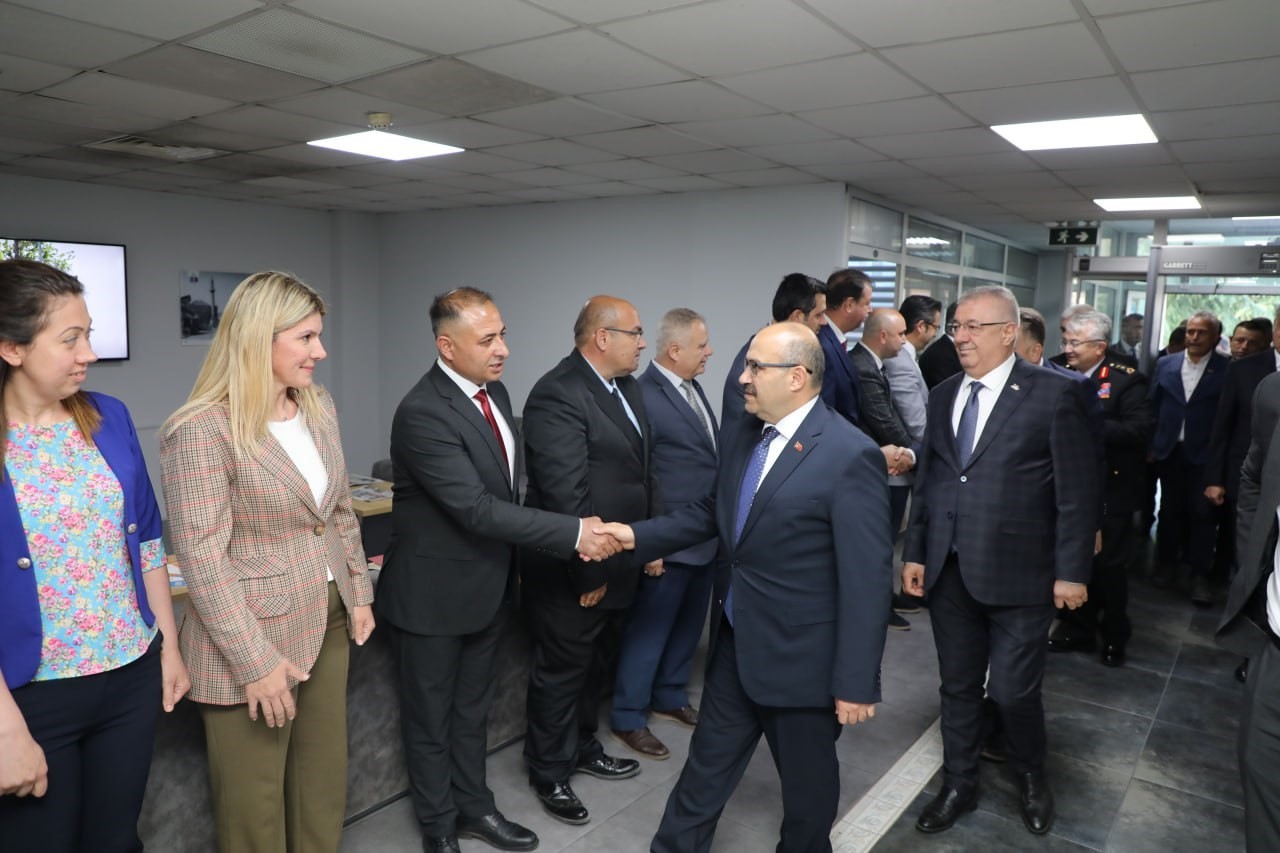 Vali Ustaoğlu, Edremit Belediyesi&rsquo;ni ziyaret etti
