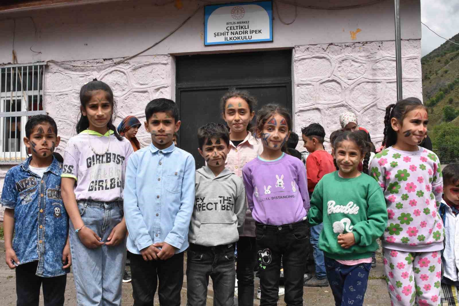 K&ouml;y &ccedil;ocukları Kızılay g&ouml;n&uuml;ll&uuml;leriyle doyasıya eğlendi
