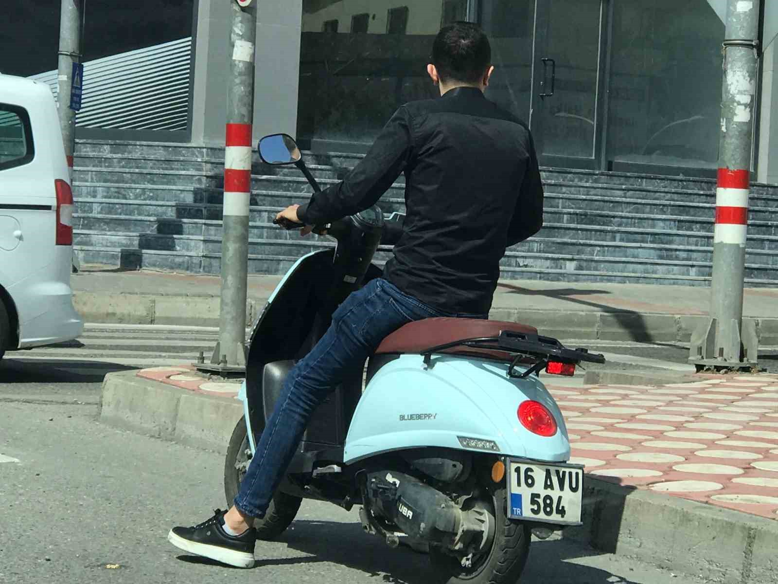 Yolu karıştıran sürücü motosiklete çarptı