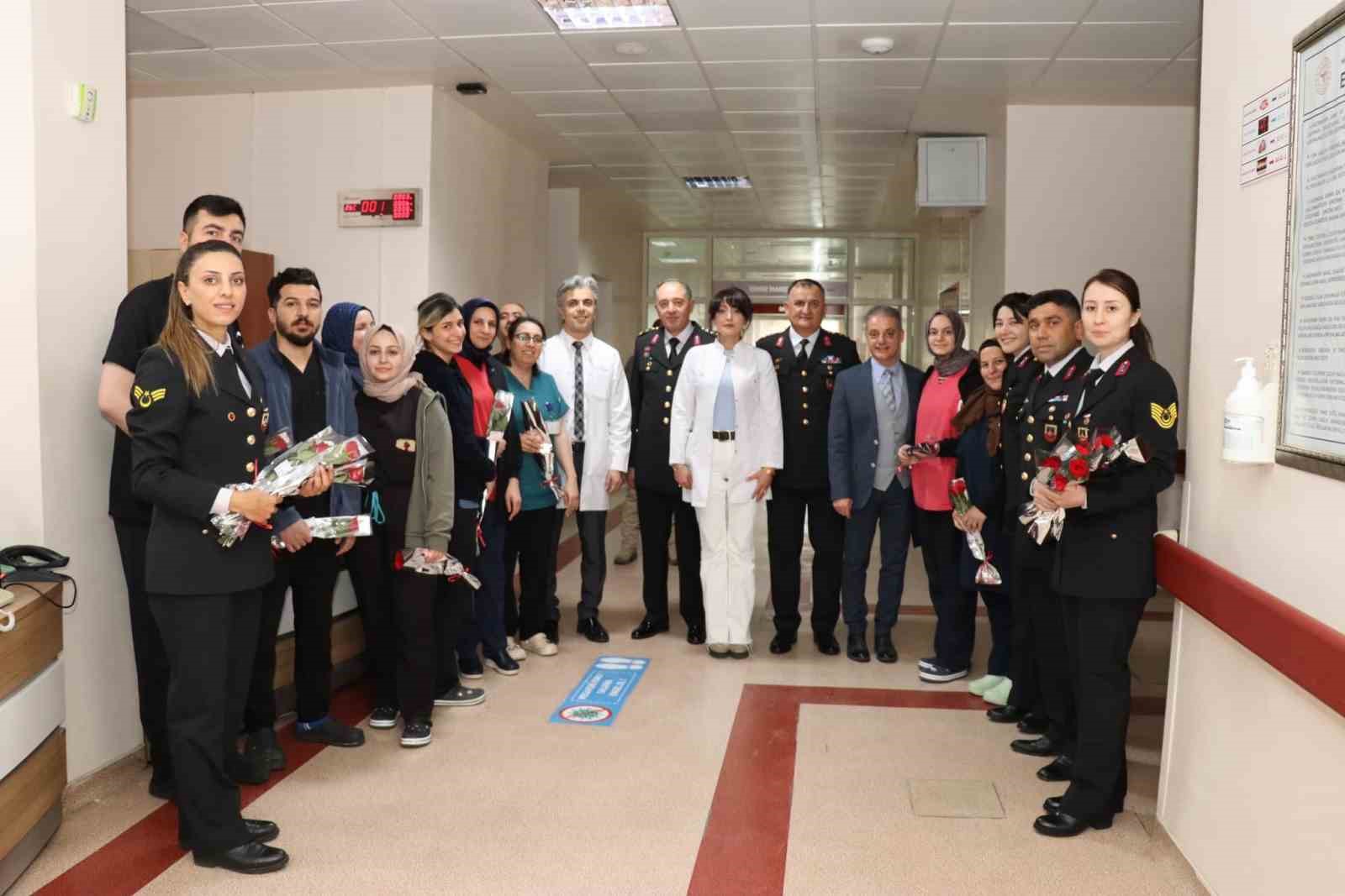 Jandarmadan Hemşireler G&uuml;n&uuml; jesti
