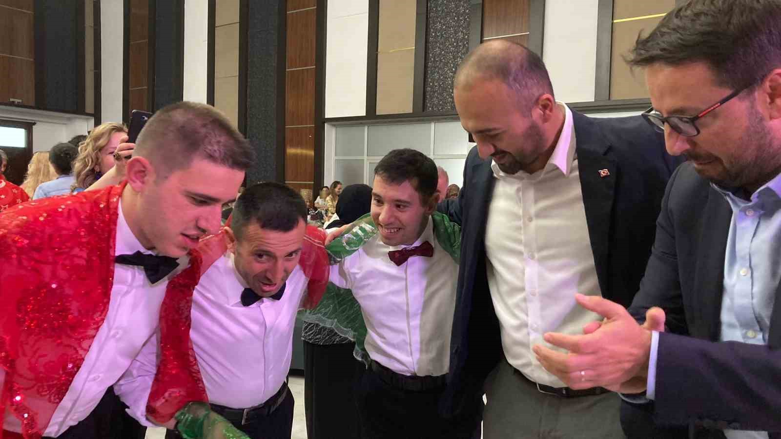 Engelli bireylerin asker kınasından renkli sahneler
