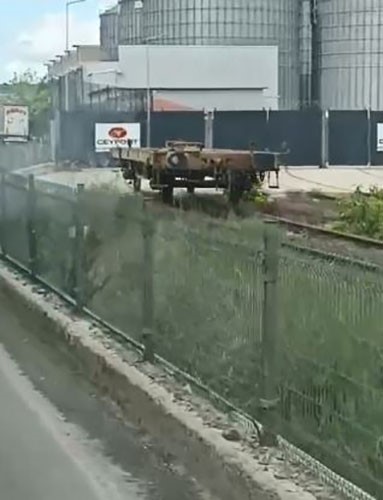 Ka&ccedil;an vagon liman kapılarını patlattı: O anlar kamerada
