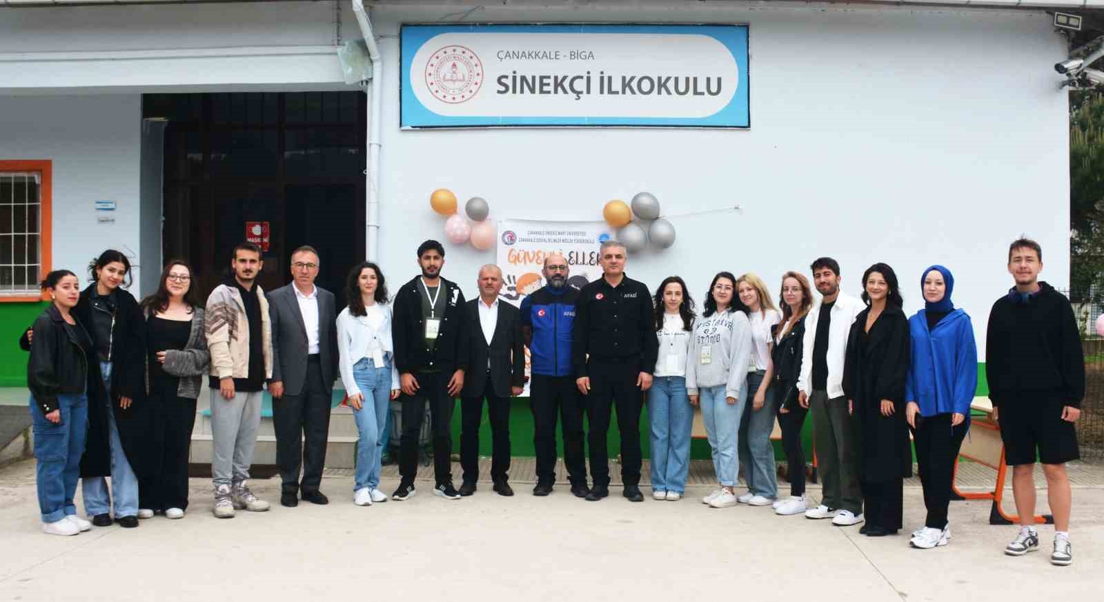 &Ccedil;OM&Uuml;&rsquo;l&uuml; &ouml;ğrenciler AFAD ile birlikte &ccedil;ocuklara deprem eğitimi verdi
